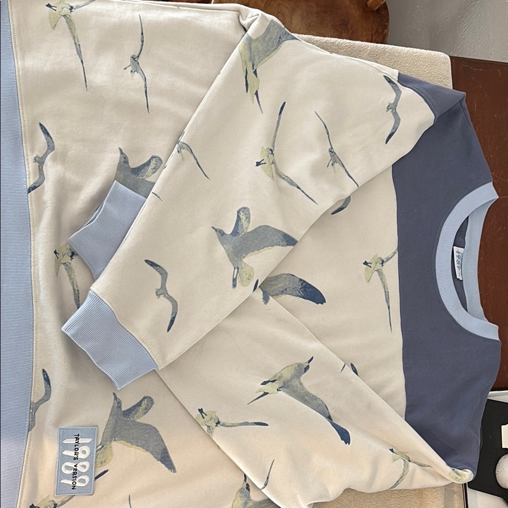 Taylor Swift 1989 sweatshirt